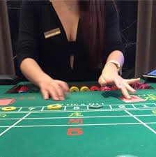 Table game selection screen in the 6 apk Game Lobby showing baccarat and blackjack options